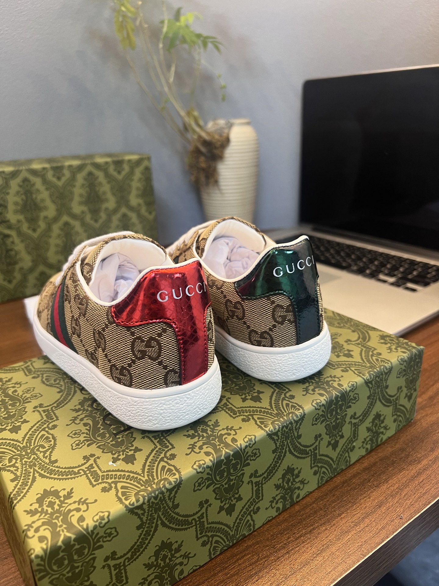 Children's shoes child